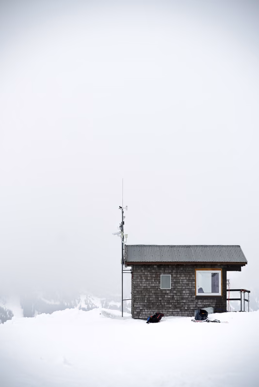 Wetterstation in alpinem Nebel, minimalistisches Wintermotiv